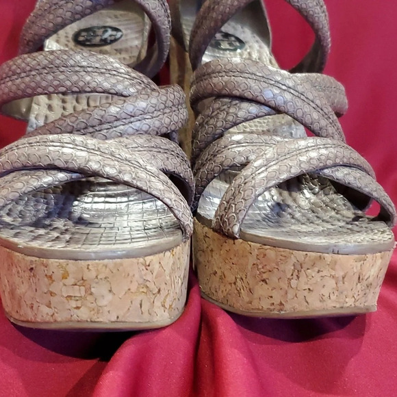 Tory Burch taupe grey reptile embossed cork wedges strappy - Picture 10 of 10